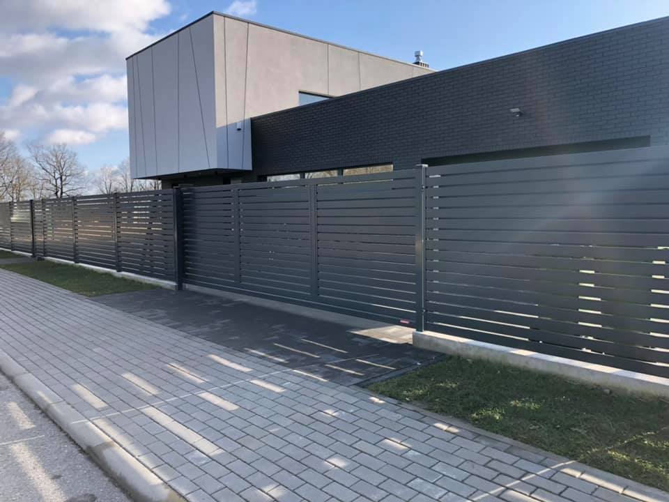 Polisadinė tvora nuotrauka